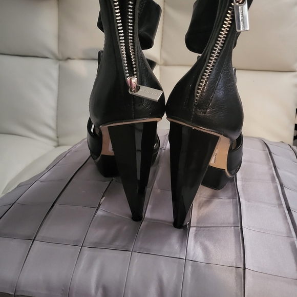 MICHAEL by Michael Kors 8.5 black leather heels criss cross design. 5 inch heel. - Picture 2 of 3